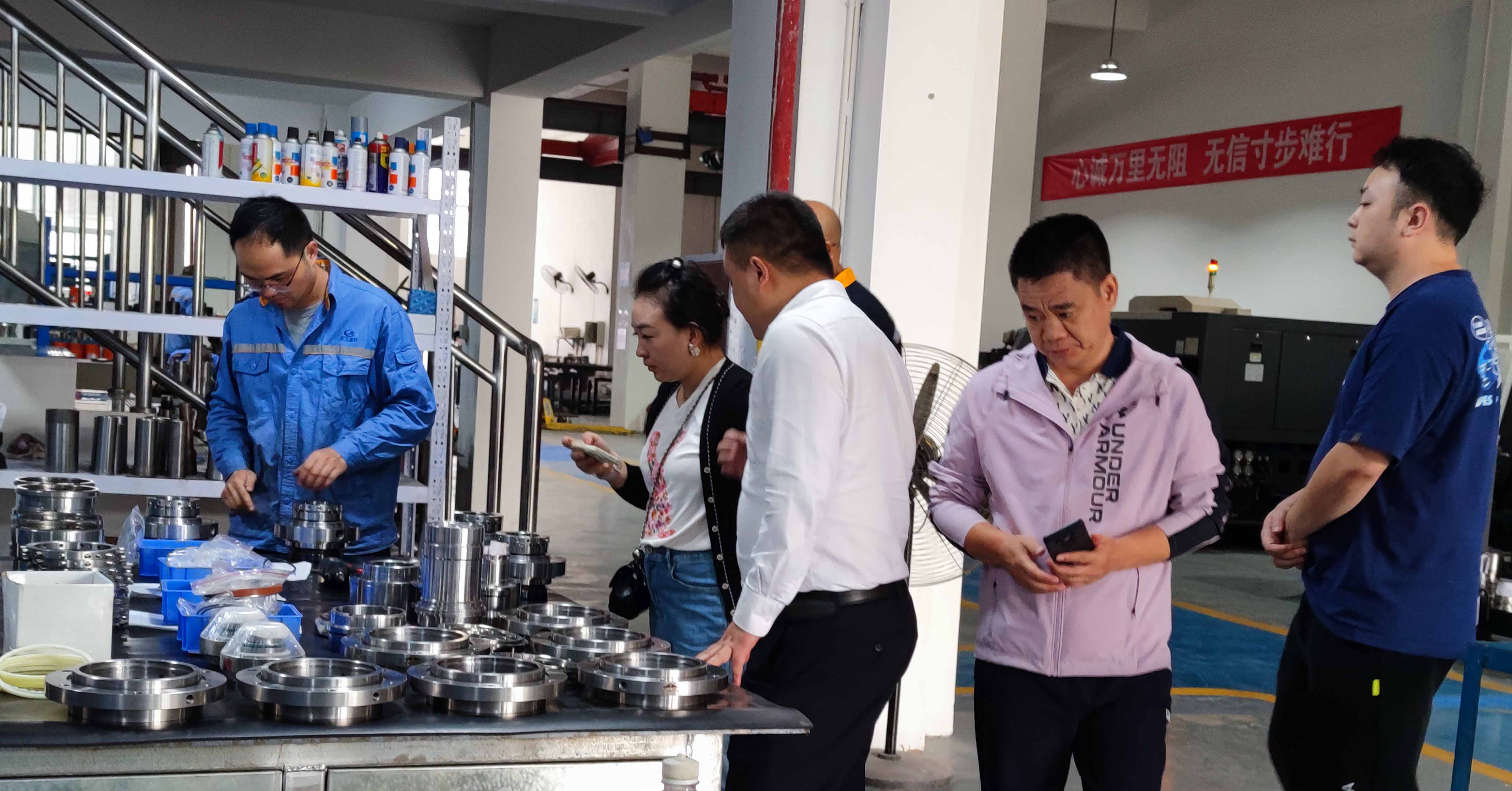 1697613570320014.jpg 中國鋁業(yè)分公司領(lǐng)導(dǎo)來廠參觀1.jpg